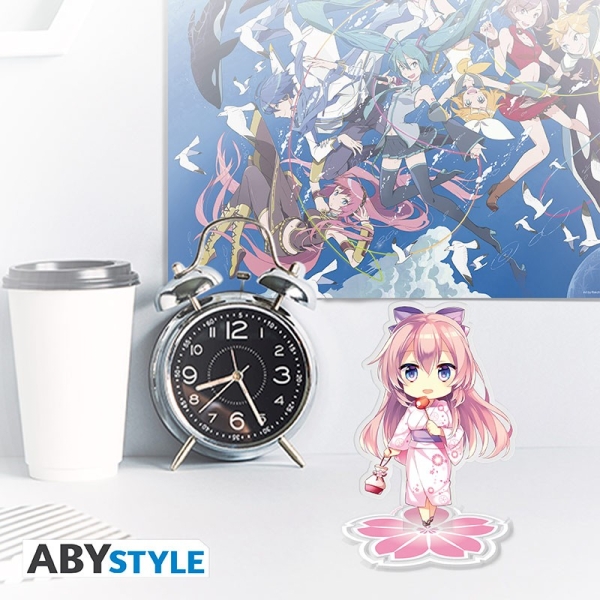 Bringen Sie die Essenz von Kirschblüten und Frühlingsfesten mit diesem leicht zusammengebauten zweiteiligen Acryl® von Megurine Luka von ABYstyle nach Hause. Die edle rosa Ästhetik der virtuellen Sängerin glänzt, als sie süß auf einer Kirschblüte posiert 